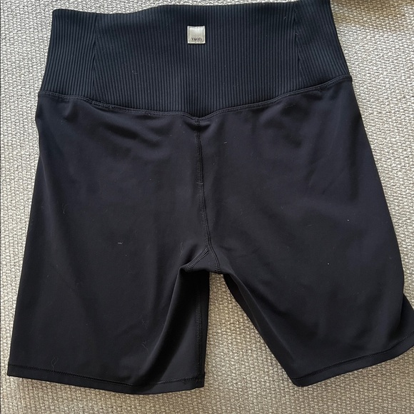 Vuori Black Rib Studio Short - Picture 2 of 4